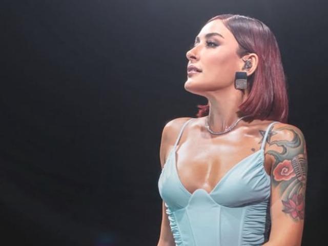 &Uuml;nl&uuml; şarkıcı sahnede fenalaştı! Konsere ara verdi  