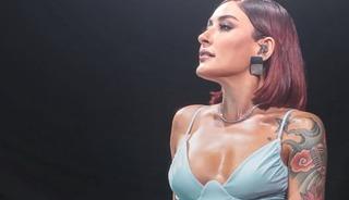 &Uuml;nl&uuml; şarkıcı sahnede fenalaştı! Konsere ara verdi 