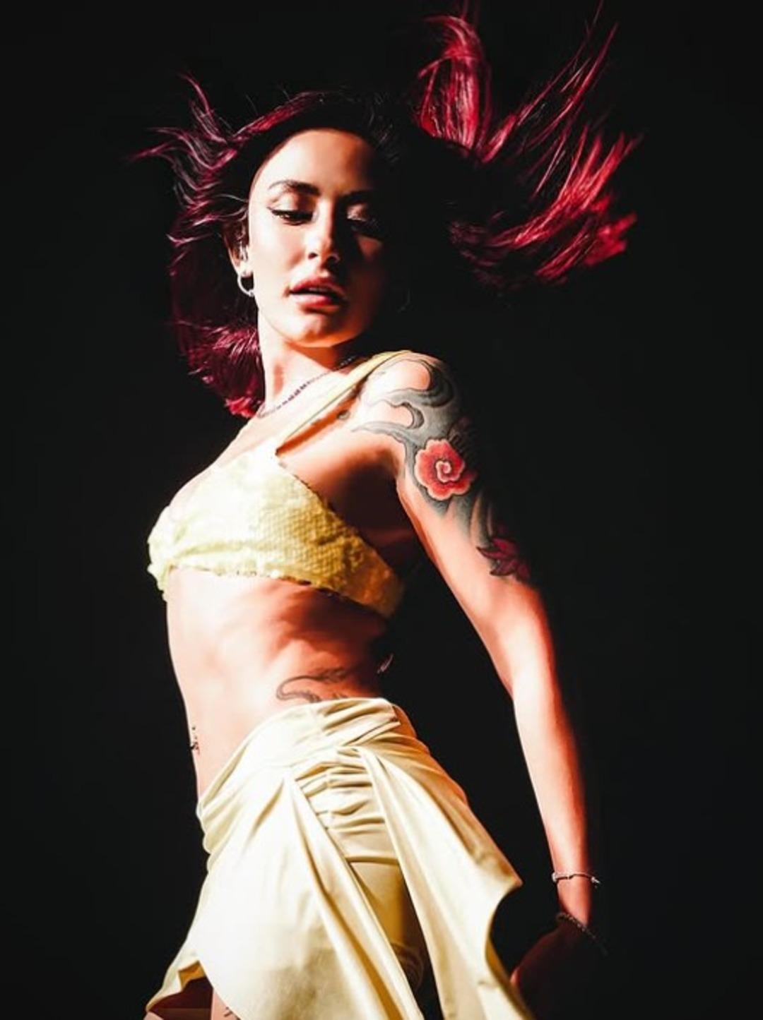 Melek Mosso sahnede fenalaştı! Konsere ara verdi 1