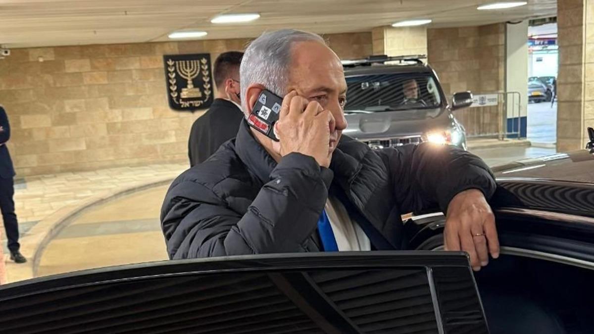 Dünya gündemine oturan kare! Netanyahu'nun telefonunda dikkat çeken 'bant' detayı - Mynet Yaşam