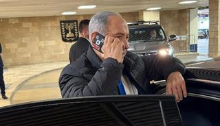 D&uuml;nya g&uuml;ndemine oturan kare! Netanyahu'nun telefonunda dikkat &ccedil;eken 'bant' detayı