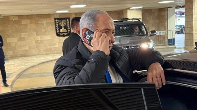 Dünya gündemine oturan kare! Netanyahu'nun telefonunda dikkat çeken 'bant' detayı