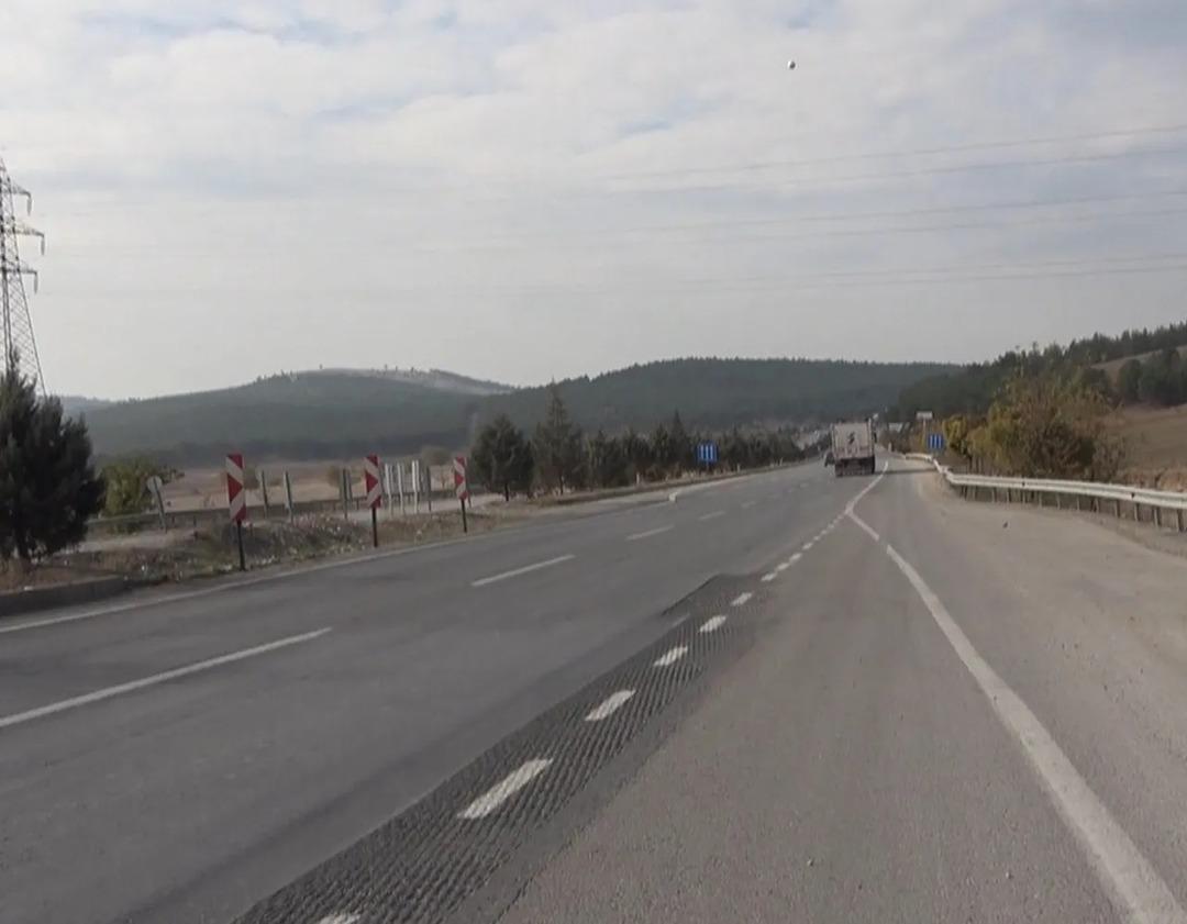 Sol şeritteki ara&ccedil; bir anda ortada kalıyor! Şaşırtan g&ouml;r&uuml;nt&uuml; 1