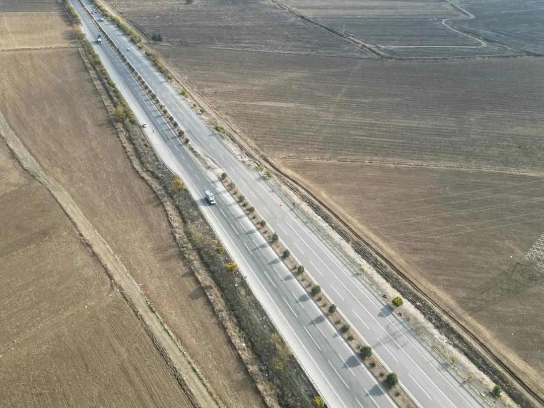 Sol şeritteki ara&ccedil; bir anda ortada kalıyor! Şaşırtan g&ouml;r&uuml;nt&uuml; 2