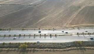 Sol şeritteki ara&ccedil; bir anda ortada kalıyor! Şaşırtan g&ouml;r&uuml;nt&uuml;