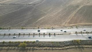 Sol şeritteki araç bir anda ortada kalıyor! Şaşırtan görüntü