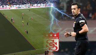 Sivasspor-Amed ma&ccedil;ında yaşananlar sonrası deprem! 2 hakem istifa etti