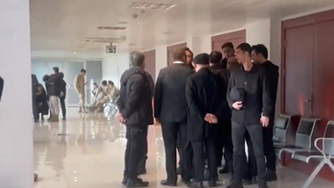 Aziz İhsan Aktaş ın korumaları etten duvar &ouml;rd&uuml;! MHP den dikkat &ccedil;eken &ccedil;ıkış: "Keşke duruşmalar canlı yayınlanabilseydi" 1