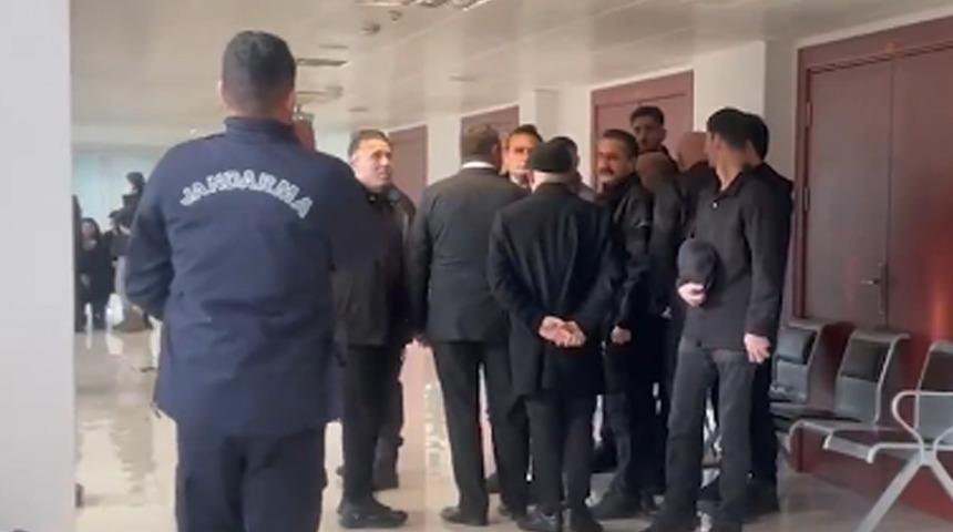 Aziz İhsan Aktaş'ın korumaları etten duvar &ouml;rd&uuml;! MHP'den dikkat &ccedil;eken &ccedil;ıkış: "Keşke duruşmalar canlı yayınlanabilseydi"