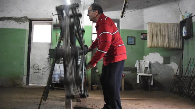 54 yıldır ipeğin peşinde günde 20 kilometre koşuyor 