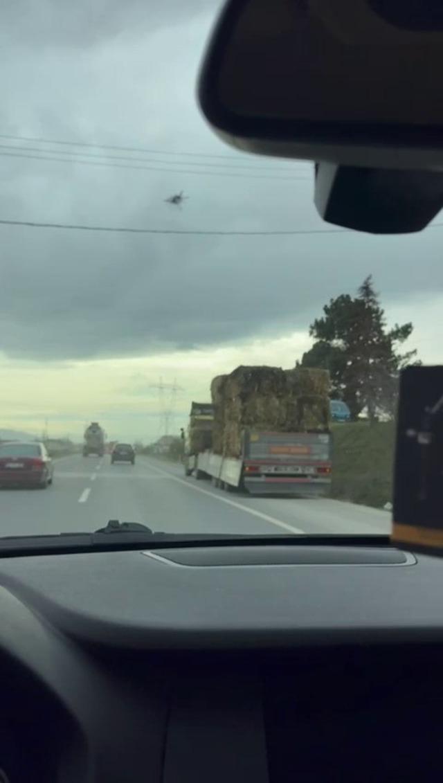 Seyir halindeki tırdan düşen saman balyaları trafiği tehlikeye attı 1