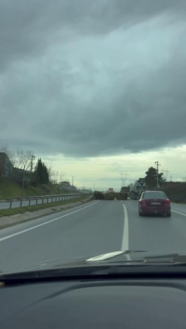 Seyir halindeki tırdan düşen saman balyaları trafiği tehlikeye attı 2