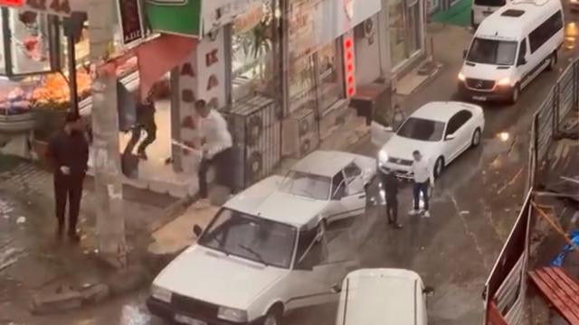 Trafikte korkunç anlar: Döner bıçağı ile kovaladı! Paket olursam başın sıkıntıya girer