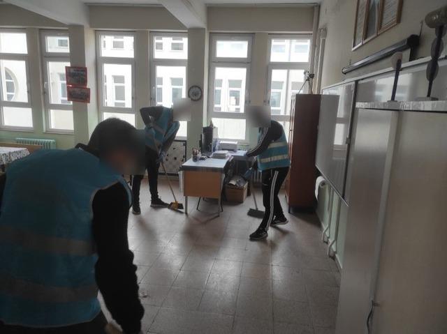 Y&uuml;k&uuml;ml&uuml;ler, İsmet İn&ouml;n&uuml; İlkokulu&rsquo;nu temizledi 2