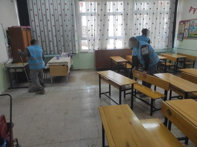 Y&uuml;k&uuml;ml&uuml;ler, İsmet İn&ouml;n&uuml; İlkokulu&rsquo;nu temizledi 1