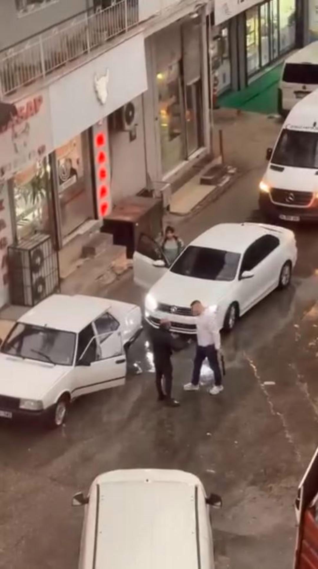 Trafikte korkun&ccedil; anlar: D&ouml;ner bı&ccedil;ağı ile kovaladı! "Paket olursam başın sıkıntıya girer" 2