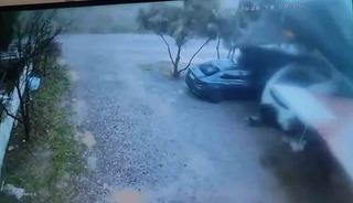 Şiddetli fırtına, otoparkın &ccedil;atısını u&ccedil;urdu