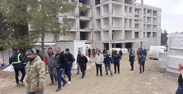 İş makinesi ile duvar arasında sıkışan iş&ccedil;i hayatını kaybetti 1