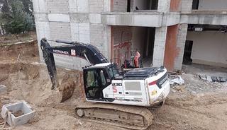 İş makinesi ile duvar arasında sıkışan iş&ccedil;i hayatını kaybetti