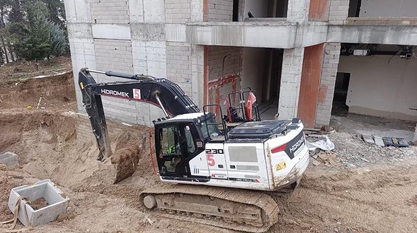 İş makinesi ile duvar arasında sıkışan iş&ccedil;i hayatını kaybetti