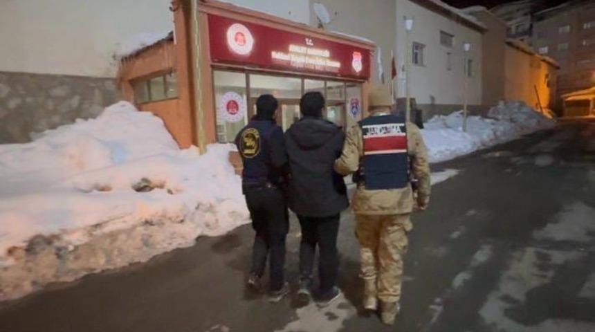 Hakkari&rsquo;de 22 yıl 4 ay hapis cezası bulunan firarı yakalandı