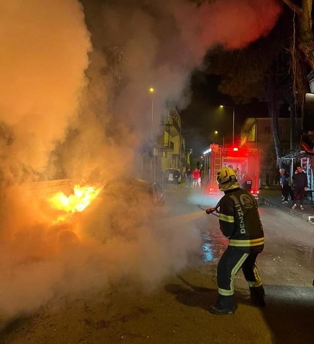 Sarayk&ouml;y&rsquo;de park halindeki otomobil alevlere teslim oldu 1