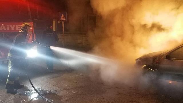 Sarayköy’de park halindeki otomobil alevlere teslim oldu