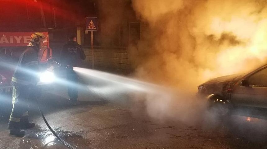 Sarayk&ouml;y&rsquo;de park halindeki otomobil alevlere teslim oldu