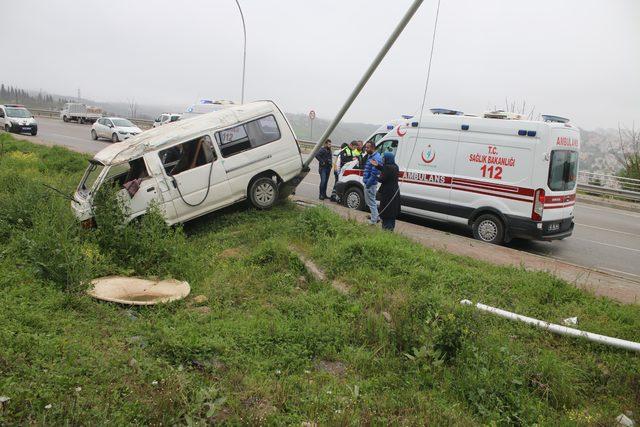 İşçileri taşıyan minibüs elektrik direğine çarptı: 5 yaralı