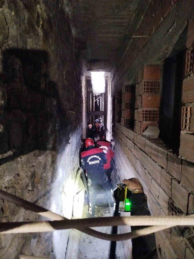 A&ccedil;ılan mazgaldan d&uuml;şen &ccedil;ocuk yaralandı 1