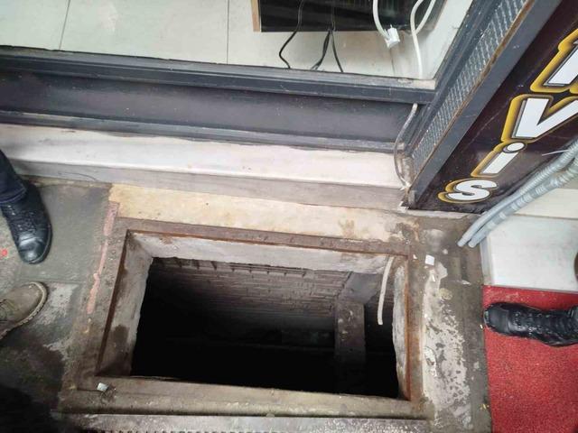 A&ccedil;ılan mazgaldan d&uuml;şen &ccedil;ocuk yaralandı 2