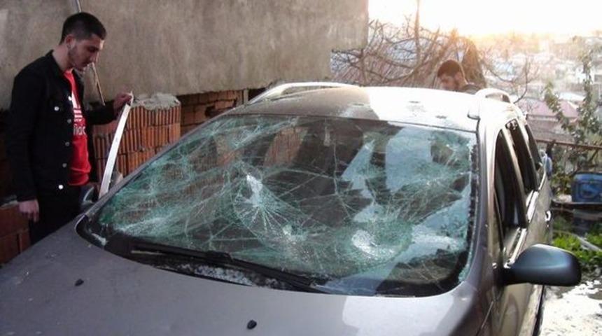 Arabasını elleriyle parçaladı