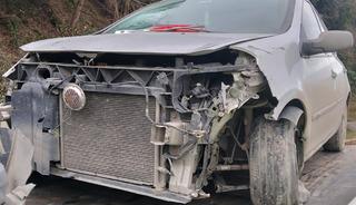 Otomobil, kaza yapan araca &ccedil;arptı; 5 yaralı