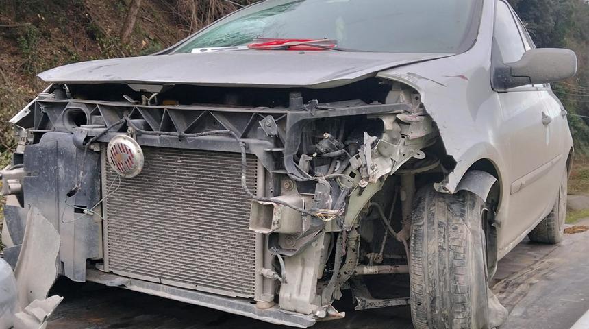 Otomobil, kaza yapan araca &ccedil;arptı; 5 yaralı