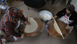 İmece usul&uuml;yle &uuml;retip satıyorlar! Aile b&uuml;t&ccedil;elerine katkı sağlıyorlar