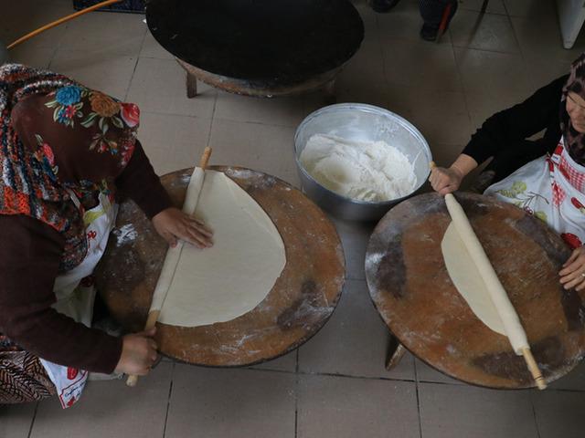 İmece usul&uuml;yle &uuml;retip satıyorlar! Aile b&uuml;t&ccedil;elerine katkı sağlıyorlar