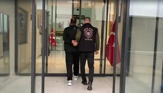 İzmir&rsquo;de 27 yıl hapis cezasıyla aranan şahıs yakalandı
