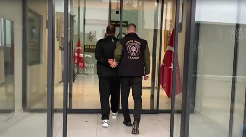 İzmir&rsquo;de 27 yıl hapis cezasıyla aranan şahıs yakalandı