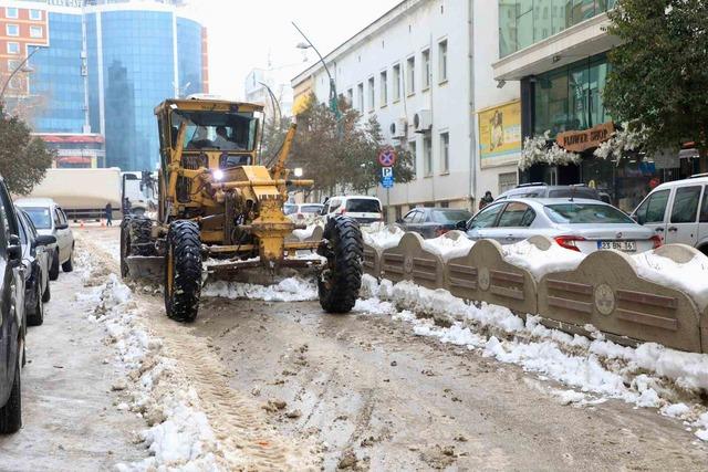 Elazığ&rsquo;da karla m&uuml;cadele &ccedil;alışmaları s&uuml;r&uuml;yor 2