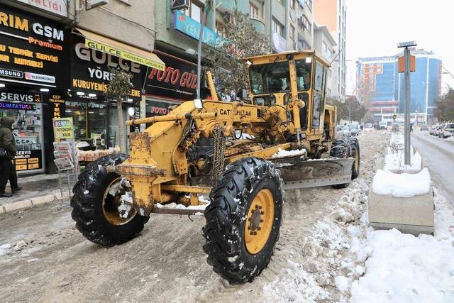 Elazığ&rsquo;da karla m&uuml;cadele &ccedil;alışmaları s&uuml;r&uuml;yor 1