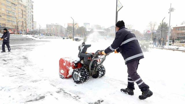 Elazığ’da karla mücadele çalışmaları sürüyor