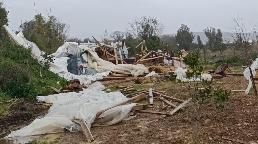Manavgat&rsquo;ta hortum 300 d&ouml;n&uuml;ml&uuml;k alanda seraları yerle bir etti