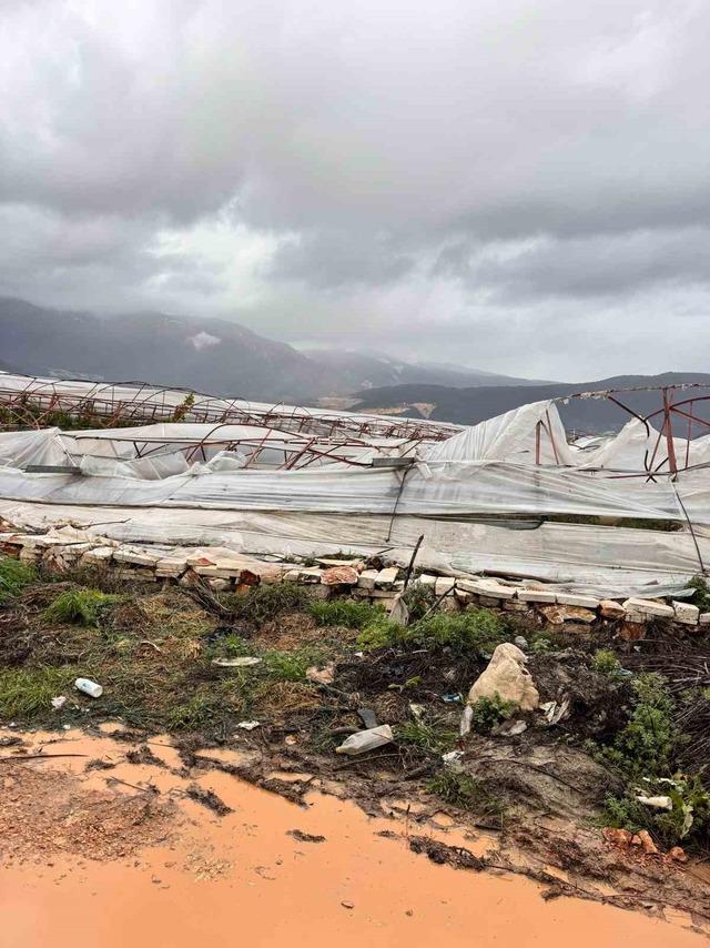 Finike&rsquo;de hortumun verdiği hasar g&uuml;nd&uuml;z ortaya &ccedil;ıktı 10