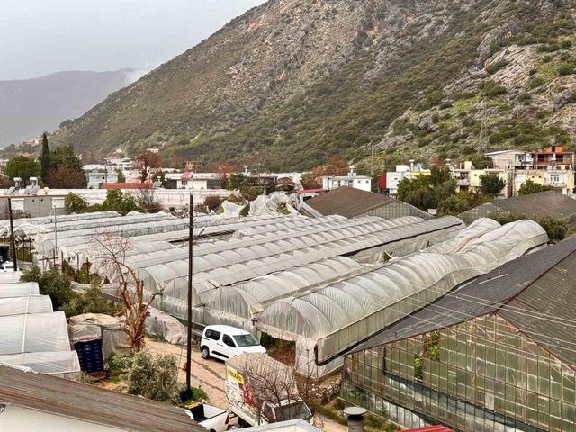 Finike&rsquo;de hortumun verdiği hasar g&uuml;nd&uuml;z ortaya &ccedil;ıktı 8