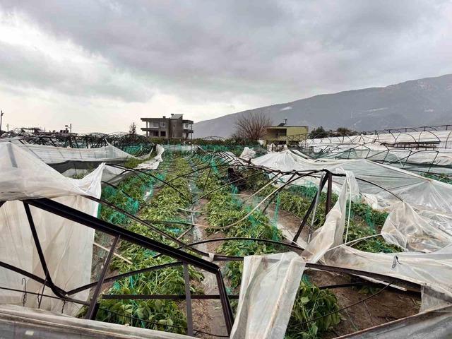 Finike&rsquo;de hortumun verdiği hasar g&uuml;nd&uuml;z ortaya &ccedil;ıktı 7