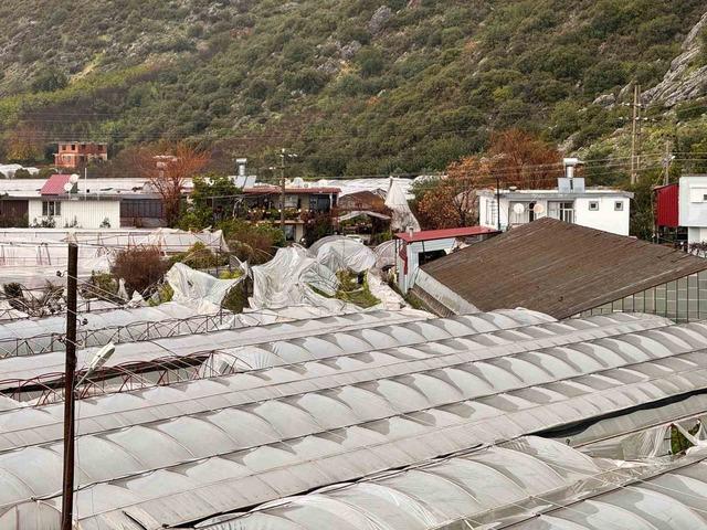 Finike&rsquo;de hortumun verdiği hasar g&uuml;nd&uuml;z ortaya &ccedil;ıktı 6