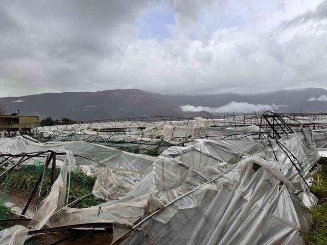 Finike&rsquo;de hortumun verdiği hasar g&uuml;nd&uuml;z ortaya &ccedil;ıktı 5
