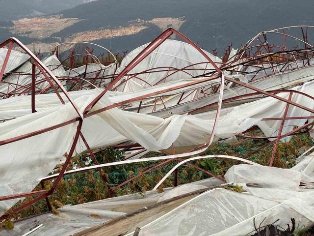 Finike&rsquo;de hortumun verdiği hasar g&uuml;nd&uuml;z ortaya &ccedil;ıktı 3