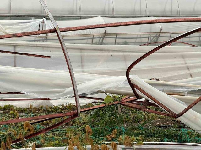 Finike&rsquo;de hortumun verdiği hasar g&uuml;nd&uuml;z ortaya &ccedil;ıktı 2