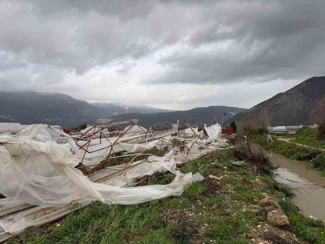 Finike&rsquo;de hortumun verdiği hasar g&uuml;nd&uuml;z ortaya &ccedil;ıktı 1